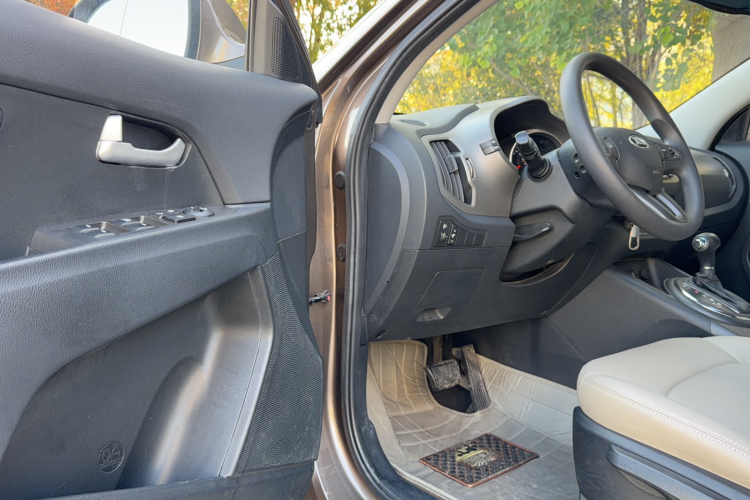 起亚 智跑 2015款 2.0L 自动两驱版GL中控内饰7001