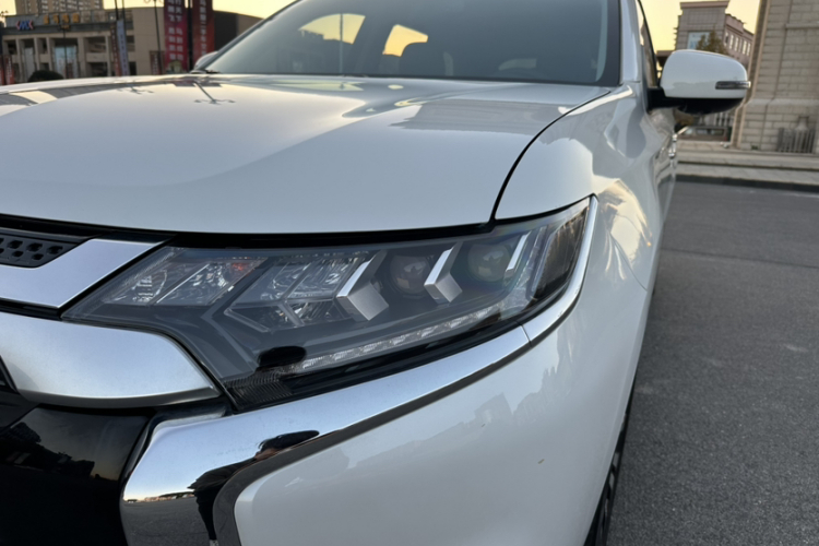 三菱 欧蓝德 2021款 2.4L 四驱致享版 7座车身外观6001