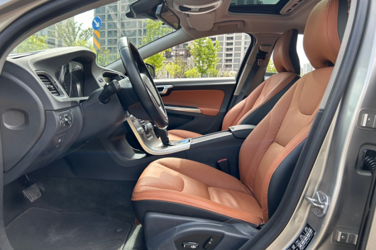 沃尔沃S60 2014款 S60L 2.0T 智远版中控内饰7013