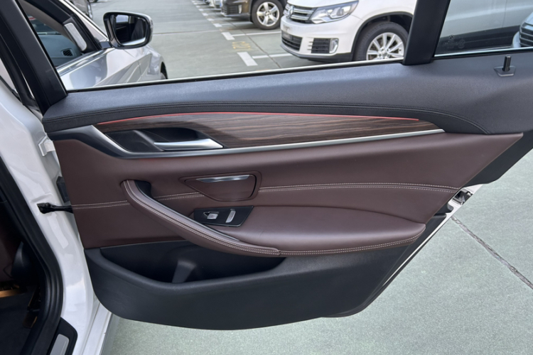 宝马5系新能源 2019款 530Le 豪华套装中控内饰7011