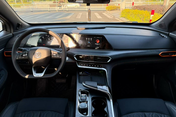 长安UNI-T 2022款 1.5T 运动版 尊贵型中控内饰7004