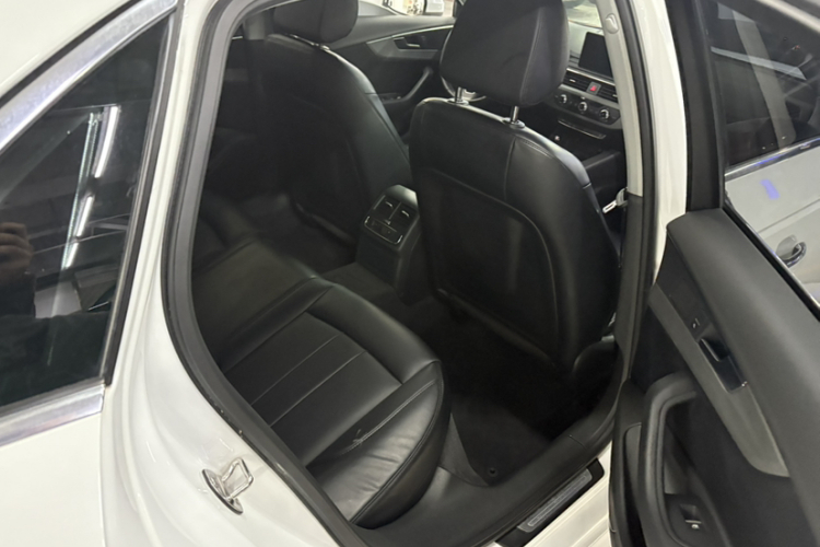 奥迪A4L 2018款 30周年年型 40 TFSI 进取型中控内饰7003