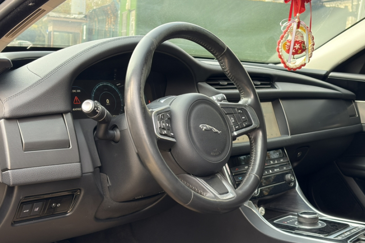 捷豹XFL 2020款 XFL 2.0T P200 两驱赛旗版局部细节13