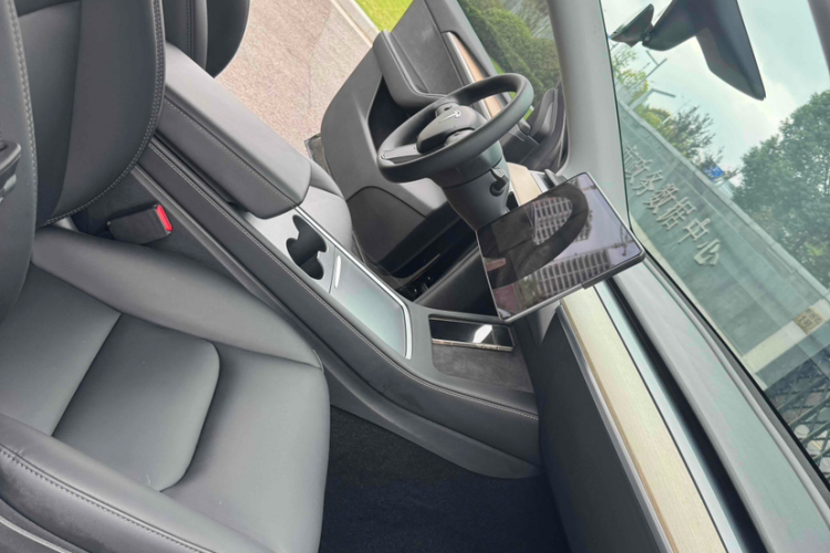 特斯拉 Model Y 2021款 标准续航后驱版中控内饰7004