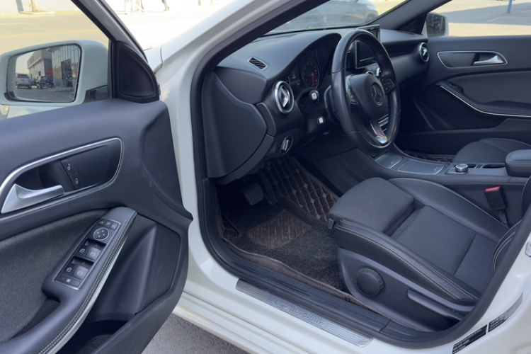 奔驰A级(进口) 2017款 A 200 动感型中控内饰7003