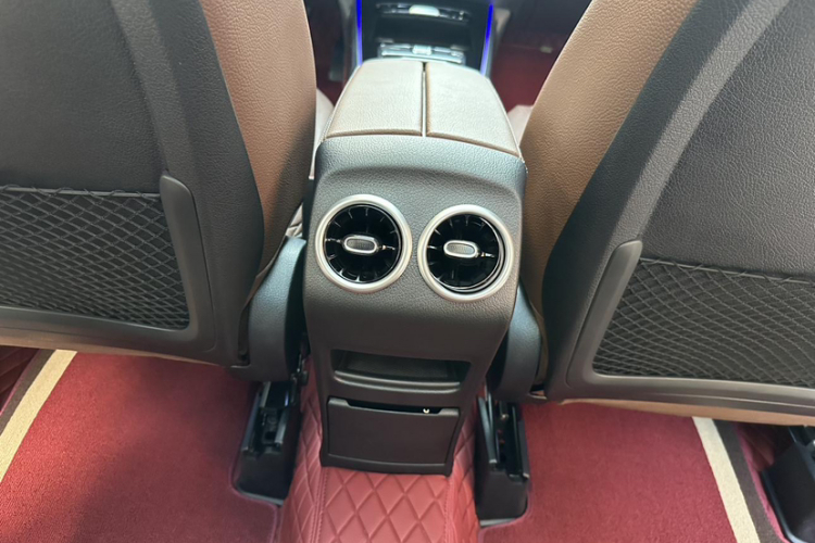 奔驰GLB 2024款 GLB 200 动感型中控内饰7008