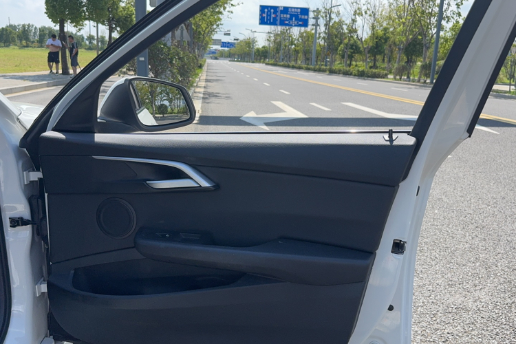 宝马1系 2020款 120i 时尚型中控内饰7006