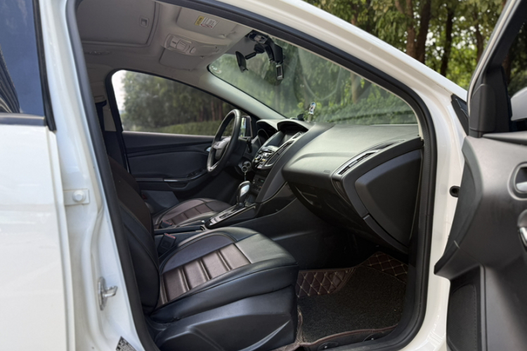 福特 福克斯 2017款 三厢 1.6L 自动风尚型智行版中控内饰7004