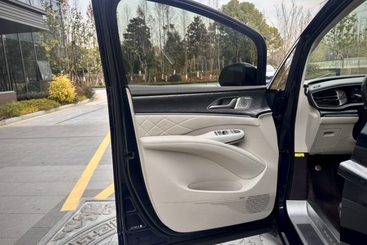 腾势D9 2024款 DM-i 1050 尊享型中控内饰7005