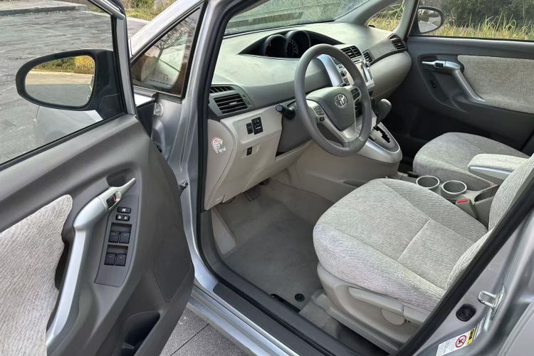 丰田 逸致 2014款 星耀 180E CVT精英版中控内饰7004