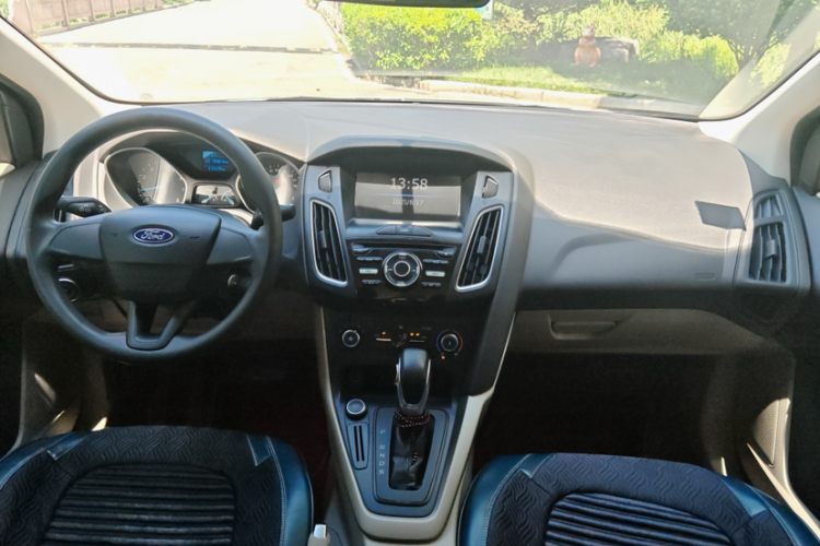 福特 福克斯 2018款 三厢经典 1.6L 自动舒适型智行版中控内饰7002