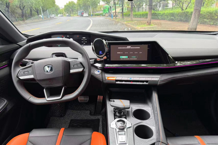 长安UNI-V 2024款 1.5T 尊贵运动型中控内饰7004