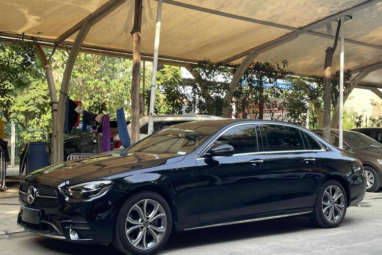 奔驰E级 2023款 E 300 L 运动时尚型车身外观1