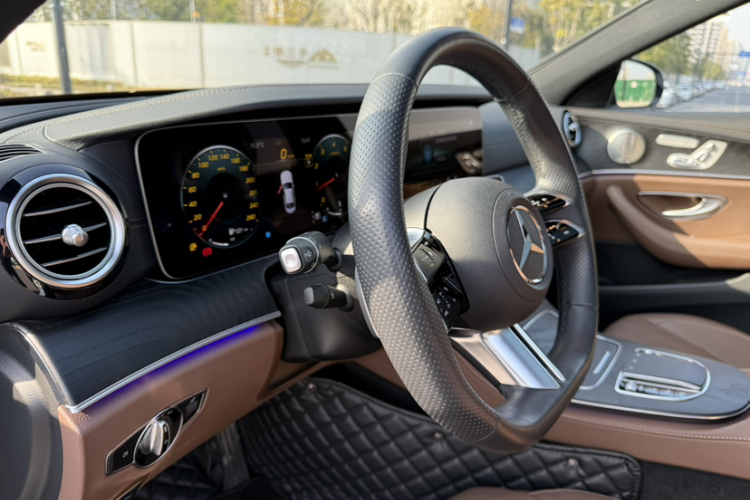 奔驰E级(进口) 2023款 E 300 时尚型运动版中控内饰7012