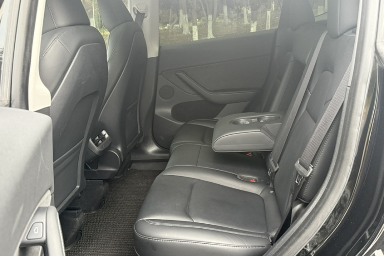 特斯拉 Model Y 2022款 改款 后轮驱动版中控内饰7003