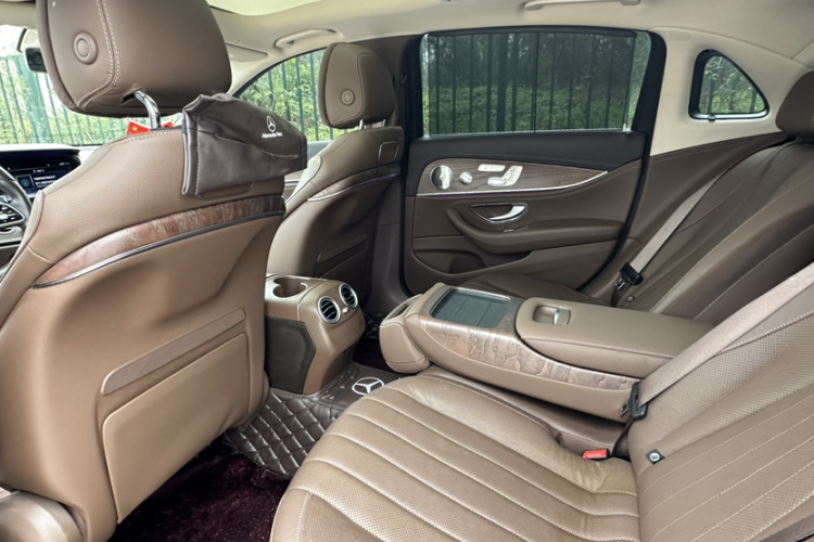 奔驰E级 2020款 改款 E 300 L 殊享版中控内饰7002