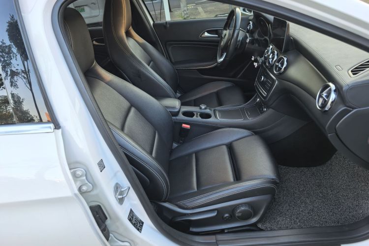 奔驰GLA 2017款 GLA 220 4MATIC 时尚型中控内饰7012