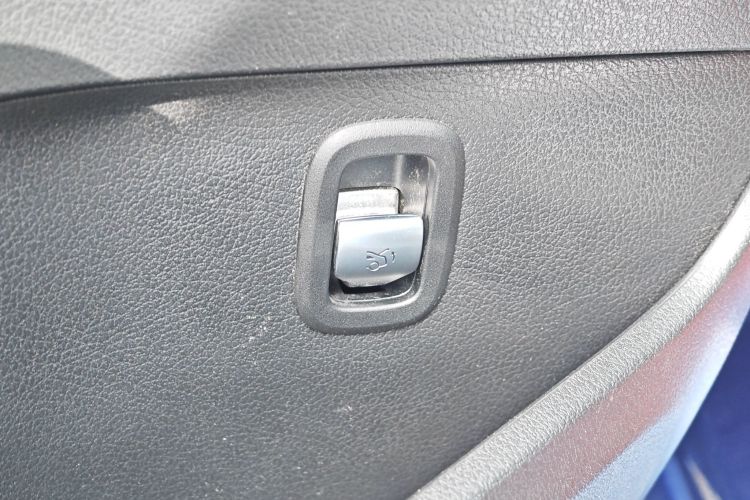 奔驰C级 2022款 改款 C 200 L 运动版局部细节9001