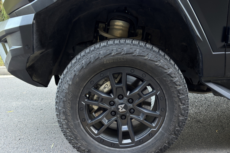 猛士917 2023款 纯电基础版车身外观6008