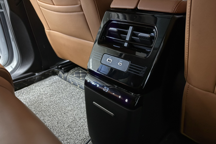 捷途山海L7 2024款 1.5T 120km ULTRA 7座中控内饰7013