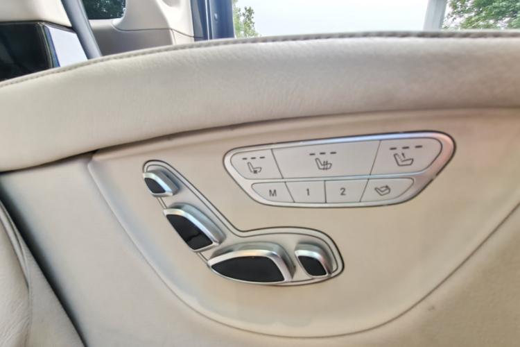 奔驰V级 2018款 V 260 L 尊贵加长版 国VI中控内饰7009