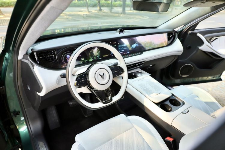 岚图汽车 岚图FREE 2025款 318 318km 后驱环游版中控内饰7010