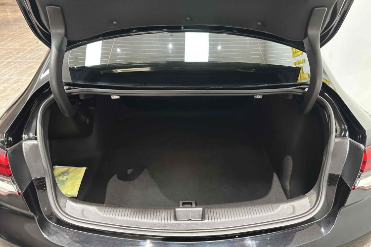 别克 君威 2023款 652T 智享型中控内饰7007