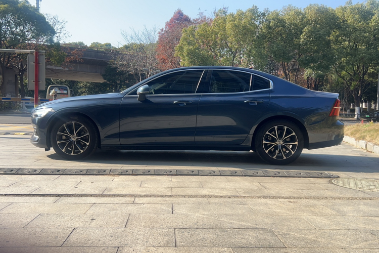 沃尔沃S60 2022款 B4 智逸豪华版车身外观6008