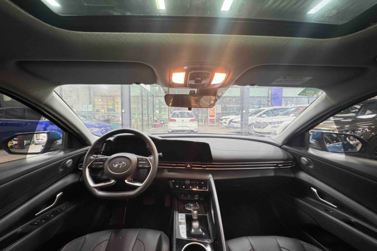 现代 伊兰特 2021款 1.5L CVT LUX尊贵版中控内饰7001