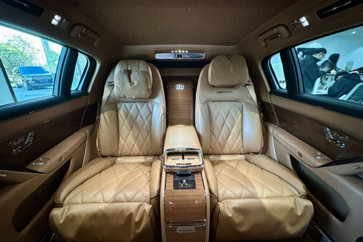 鸿蒙智行 尊界S800 2025款 增程 星辉行政版 4座中控内饰7004