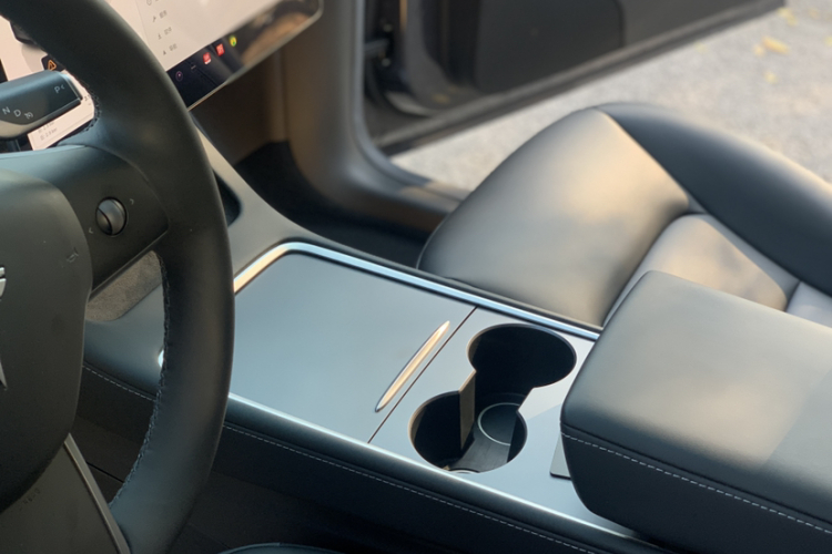 特斯拉 Model Y 2022款 改款 后轮驱动版中控内饰7013