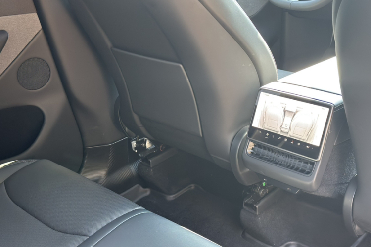 特斯拉 Model Y 2025款 后轮驱动版中控内饰7008