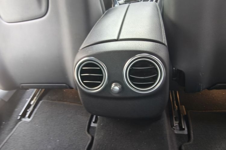 奔驰C级(进口) 2017款 C 200 4MATIC 轿跑版局部细节9010