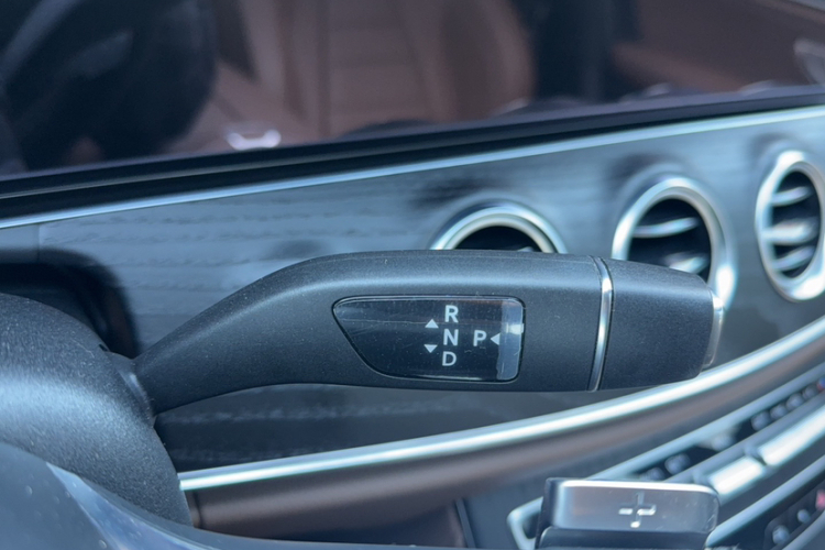 奔驰E级 2021款 E 300 L 运动时尚型局部细节18