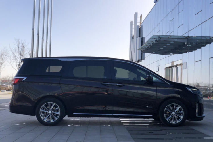 别克GL8 2023款 Avenir艾维亚 六座贤礼版车身外观6011