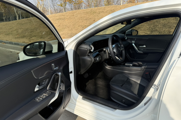 奔驰A级 2022款 改款三 A 200 L 运动轿车时尚型中控内饰7003