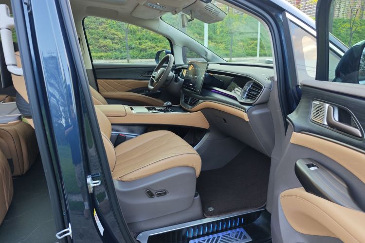 腾势D9 2024款 DM-i 980 四驱旗舰型中控内饰7007