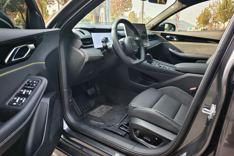 领克03 2025款 2.0TD DCT冠军版Pro中控内饰7001