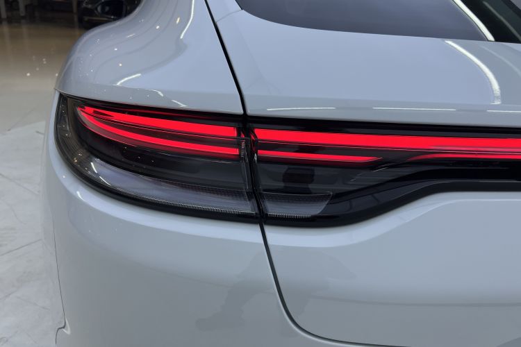 保时捷 2023款 改款 Panamera 4 行政加长铂金版 2.9T车身外观6008