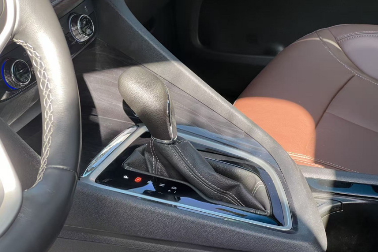 别克GL6 2018款 18T 6座尊贵型中控内饰7006