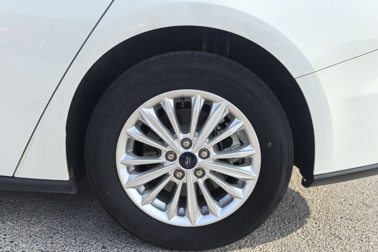 福特 福克斯 2021款 三厢 EcoBoost 180 自动锋潮型车身外观6007