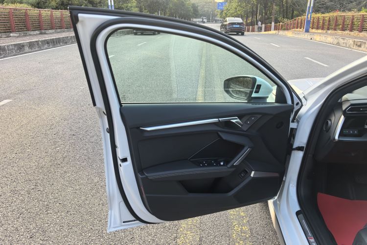 奥迪A3 2025款 A3L Limousine 35TFSI 飞驰尊享型中控内饰7010