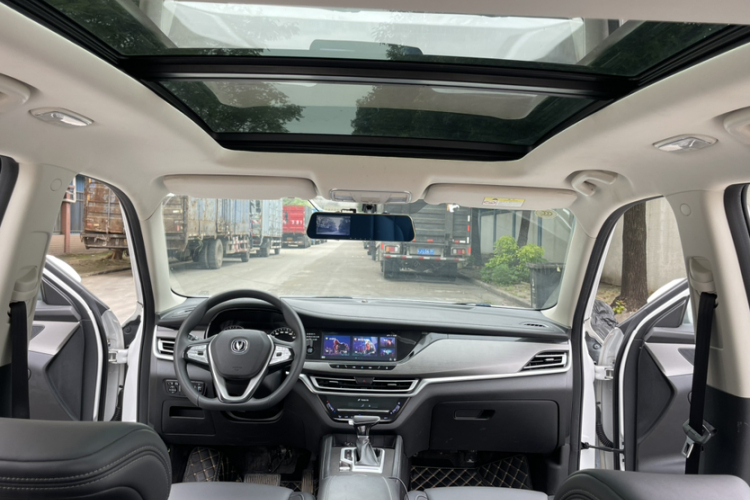 长安CS35PLUS 2019款 1.4T DCT酷联蓝鲸版中控内饰7004