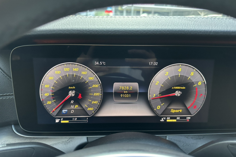 奔驰E级 2018款 改款 E 200 L 运动型中控内饰15