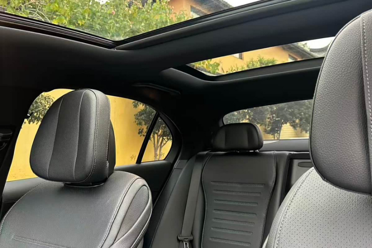 奔驰C级 2024款 C 260 L 皓夜运动版中控内饰7015