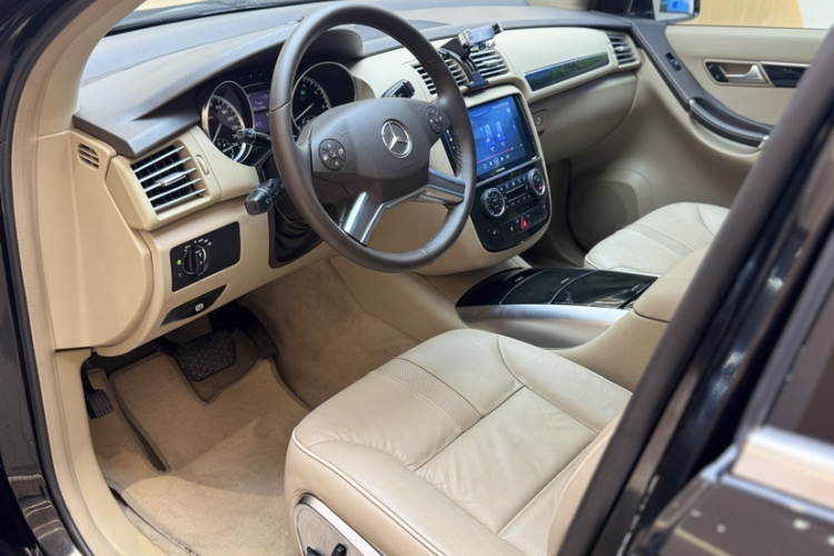 奔驰R级 2017款 R 320 4MATIC 商务型臻藏版中控内饰7001