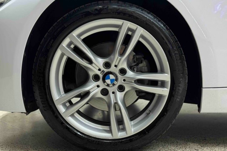 宝马3系 2018款 320Li 领先型M运动套装局部细节9005