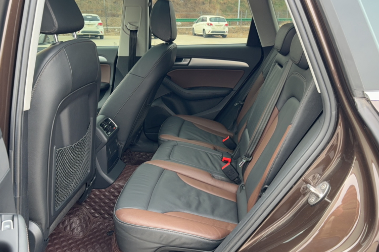 奥迪Q5 2017款 Plus 40 TFSI 技术型中控内饰7002