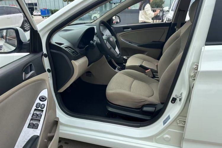 现代 瑞纳 2014款 1.4L 手动智能型GLS中控内饰7001