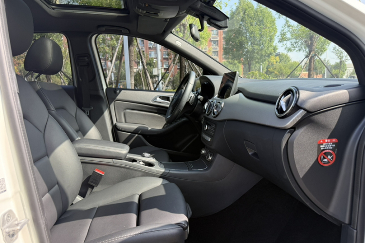 奔驰B级 2017款 B 200 动感型中控内饰7009